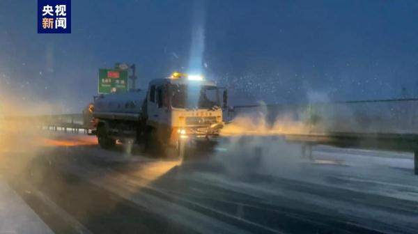 甘肃25条高速公路收费站临时管制 公路部门投入4300多人除雪保畅 甘肃25条高速公路收费站临时管制 公路部门投入4300多人除雪保畅