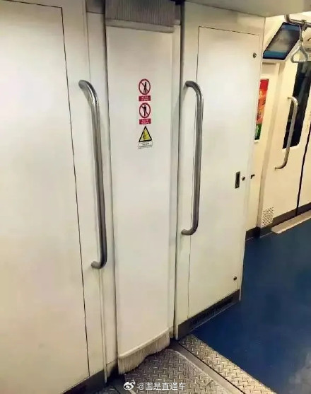 乘地铁为什么不建议站在车厢连接处 乘地铁为什么不建议站在车厢连接处