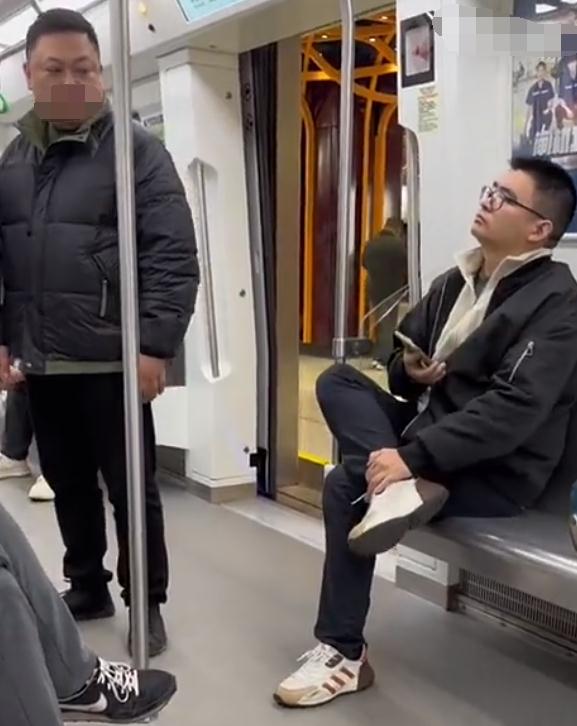 地铁上阿姨横躺占座，男生上前去“盖被”！网友夸疯了
