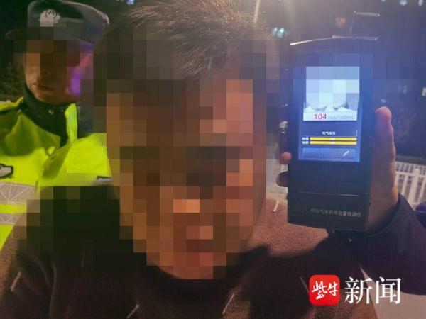 男子醉酒驾驶遇交警掉头想跑，执勤民警迅速出击将其当场抓获