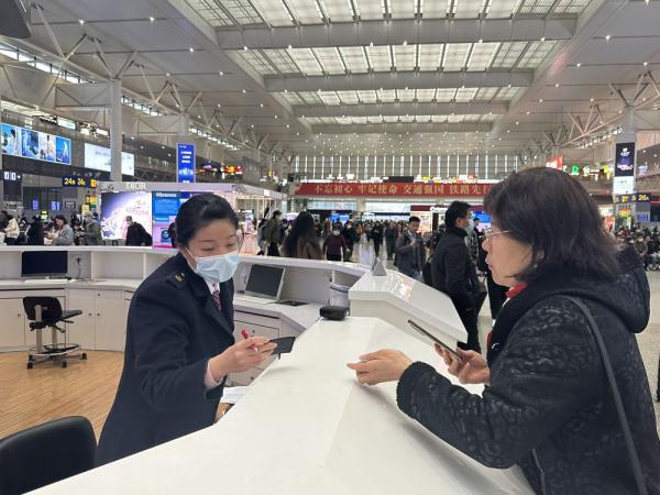 铁路上海站：雨雪不阻“暖心到站” 多措并举保障旅客快速疏散