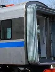 乘地铁为什么不建议站在车厢连接处？