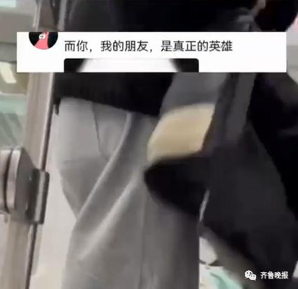 地铁上阿姨横躺占座，男生上前去“盖被”！网友夸疯了