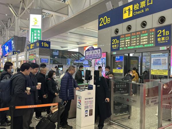 铁路上海站：雨雪不阻“暖心到站” 多措并举保障旅客快速疏散