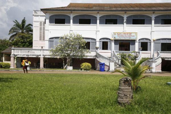 走进科特迪瓦大巴萨姆 走进科特迪瓦大巴萨姆