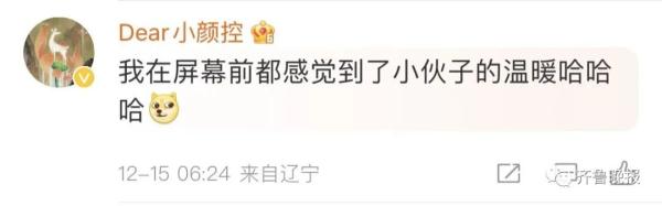 地铁上阿姨横躺占座，男生上前去“盖被”！网友夸疯了