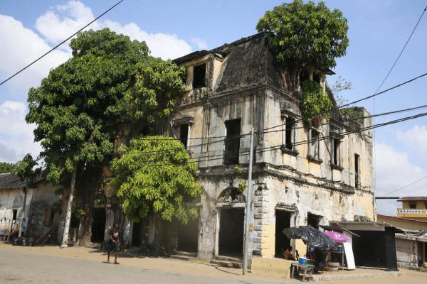 走进科特迪瓦大巴萨姆 走进科特迪瓦大巴萨姆