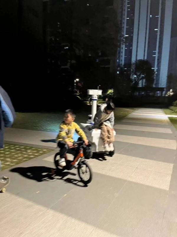 长沙一小区配备巡逻机器人，发现遛狗不牵绳还能喊话提醒！业主们怎么看？