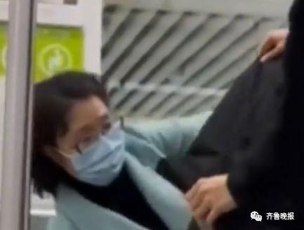 地铁上阿姨横躺占座，男生上前去“盖被”！网友夸疯了
