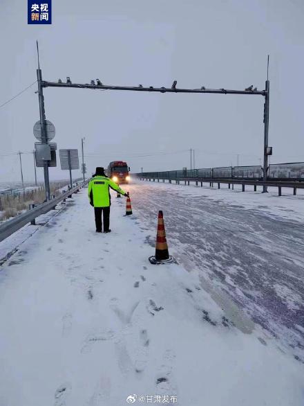 甘肃降温降雪持续 25条高速公路收费站临时管制