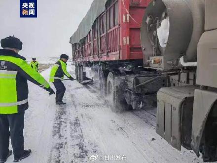 甘肃降温降雪持续 25条高速公路收费站临时管制