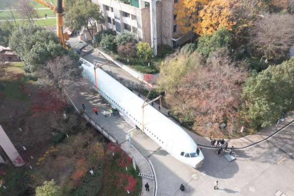 “买飞机给学生练手,太牛了” “买飞机给学生练手,太牛了”