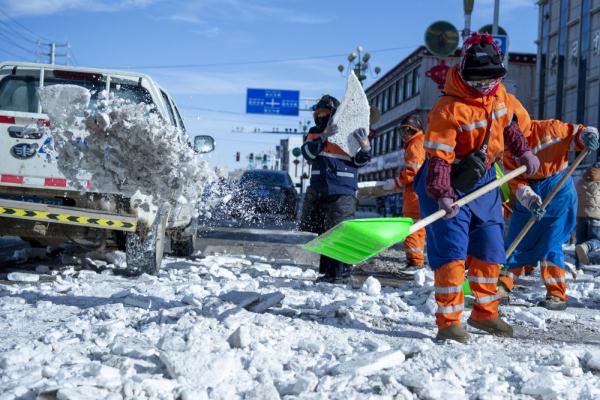 在海拔4500米的城市中迎战风雪——西藏那曲市应对寒潮一线见闻