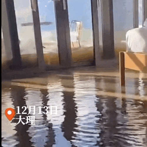 浪花汹涌直拍酒店门窗，倒灌客房！网友：真"海"景房