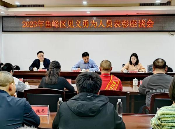 奖励1.5万元!大叔在河中救起7岁女孩,此前还救了8人 奖励1.5万元!大叔在河中救起7岁女孩,此前还救了8人