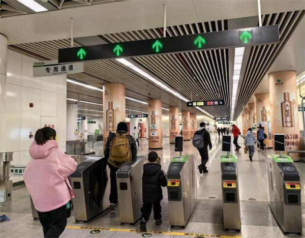 河北石家庄:应对低温雨雪冰冻天气 地铁和公交车免费乘坐 河北石家庄:应对低温雨雪冰冻天气 地铁和公交车免费乘坐