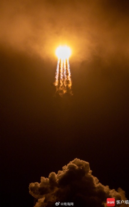 多图！带你看长征五号遥六运载火箭在文昌升空瞬间