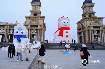萌萌哒!哈尔滨巨型雪人亮相外滩广场 吸引游人打卡 萌萌哒!哈尔滨巨型雪人亮相外滩广场 吸引游人打卡