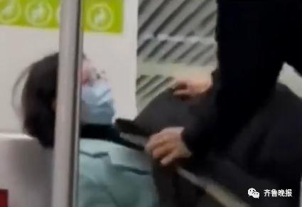 女子横躺占座玩手机，小伙化身“盖被侠”！网友：用魔法打败魔法