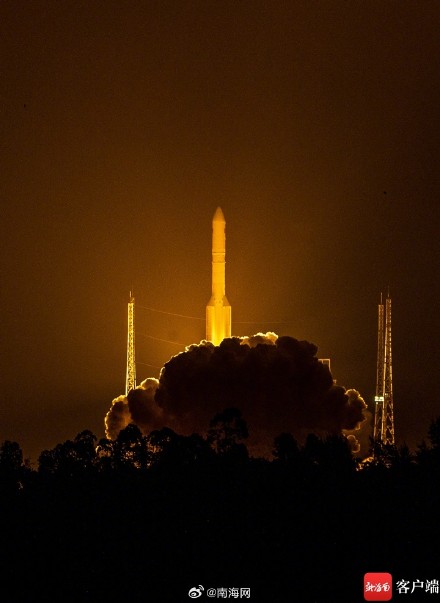 多图！带你看长征五号遥六运载火箭在文昌升空瞬间