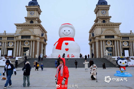 萌萌哒!哈尔滨巨型雪人亮相外滩广场 吸引游人打卡 萌萌哒!哈尔滨巨型雪人亮相外滩广场 吸引游人打卡