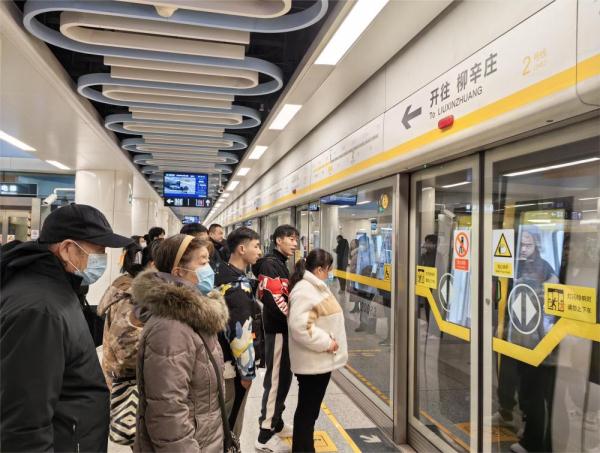 河北石家庄:应对低温雨雪冰冻天气 地铁和公交车免费乘坐 河北石家庄:应对低温雨雪冰冻天气 地铁和公交车免费乘坐