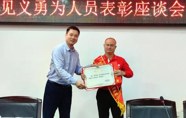 奖励1.5万元!大叔在河中救起7岁女孩,此前还救了8人 奖励1.5万元!大叔在河中救起7岁女孩,此前还救了8人