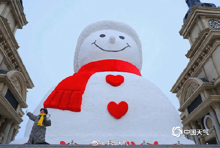 萌萌哒!哈尔滨巨型雪人亮相外滩广场 吸引游人打卡 萌萌哒!哈尔滨巨型雪人亮相外滩广场 吸引游人打卡