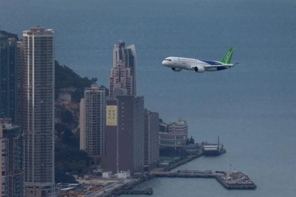 激动人心！C919首次翱翔香港上空！