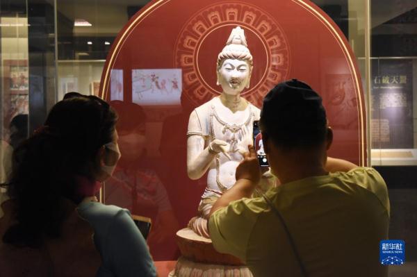 “丝路光华——敦煌石窟艺术特展”在高雄开展