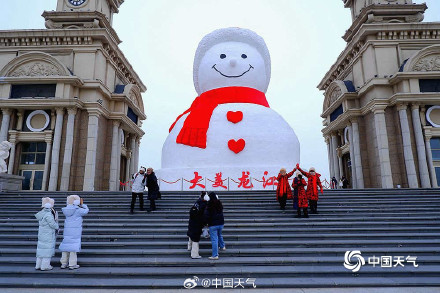萌萌哒!哈尔滨巨型雪人亮相外滩广场 吸引游人打卡 萌萌哒!哈尔滨巨型雪人亮相外滩广场 吸引游人打卡