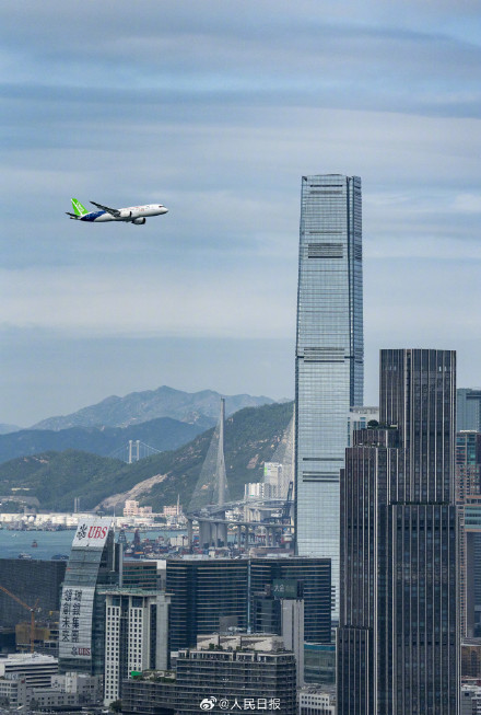 国产大飞机C919飞越香港维多利亚港 国产大飞机C919飞越香港维多利亚港