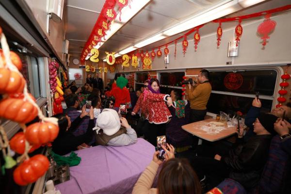 把“东北炕头”搬进火车？乘客：一坐下就想盘腿