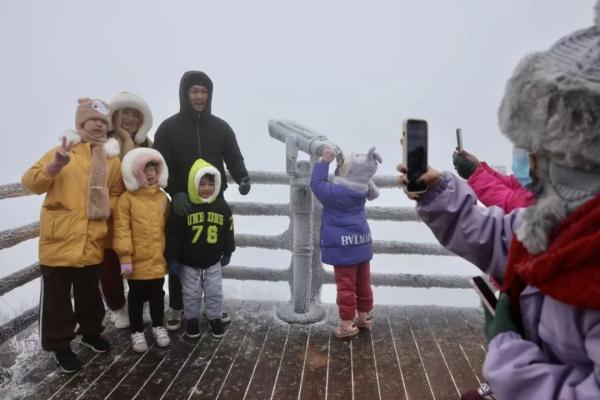 一夜入“冬”!广东下雪了!深圳开启“速冻”模式,最低气温将达个位数 一夜入“冬”!广东下雪了!深圳开启“速冻”模式,最低气温将达个位数