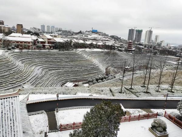 多地出现凝冻天气，气温持续下降，地势高处伴有道路结冰，请注意防范！