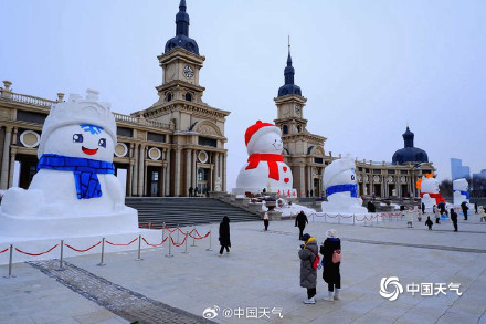 萌萌哒!哈尔滨巨型雪人亮相外滩广场 吸引游人打卡 萌萌哒!哈尔滨巨型雪人亮相外滩广场 吸引游人打卡