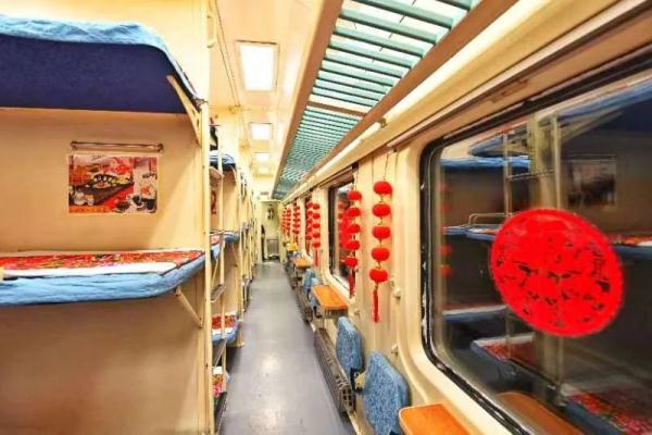 “东北炕头”搬进火车车厢，有点“上头晃眼睛”！