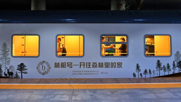 把“东北炕头”搬进火车？乘客：一坐下就想盘腿