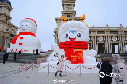 萌萌哒!哈尔滨巨型雪人亮相外滩广场 吸引游人打卡 萌萌哒!哈尔滨巨型雪人亮相外滩广场 吸引游人打卡