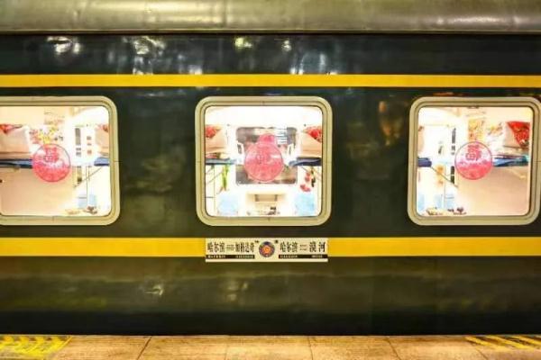 “东北炕头”搬进火车车厢，有点“上头晃眼睛”！
