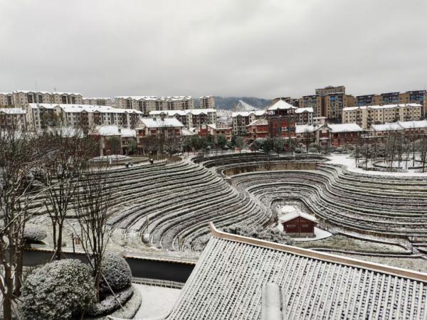 多地出现凝冻天气，气温持续下降，地势高处伴有道路结冰，请注意防范！