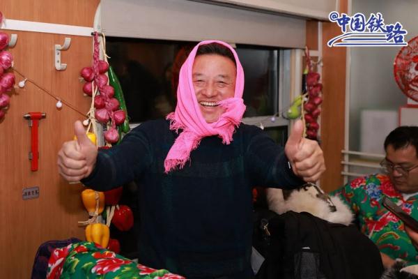 热门线路开票就售罄!“东北大炕”列车来了:包饺子吃冻梨,还能看二人转… 热门线路开票就售罄!“东北大炕”列车来了:包饺子吃冻梨,还能看二人转…