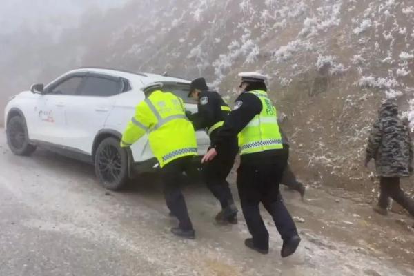 民警一夜努力,目前昭通境内大部分路段已恢复通行! 民警一夜努力,目前昭通境内大部分路段已恢复通行!