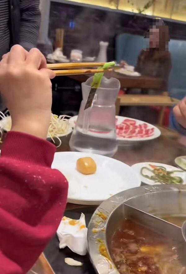 常州一女子用餐时吃出生锈小刀,火锅店:新员工切底料不小心掉入 常州一女子用餐时吃出生锈小刀,火锅店:新员工切底料不小心掉入