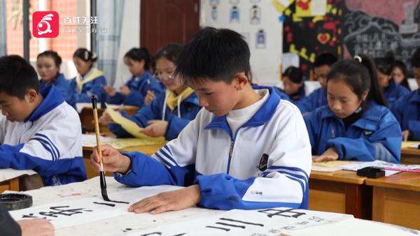 贵州一中学校名由学生轮流书写,这一举动全网点赞:建议全国推广! 贵州一中学校名由学生轮流书写,这一举动全网点赞:建议全国推广!