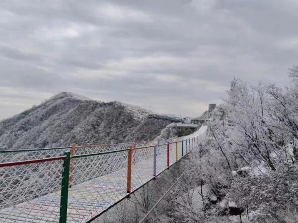 “像酱鸭一样被挂了两个多小时！”50余人被困雪后空中缆车，惊险！