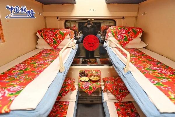 热门线路开票就售罄!“东北大炕”列车来了:包饺子吃冻梨,还能看二人转… 热门线路开票就售罄!“东北大炕”列车来了:包饺子吃冻梨,还能看二人转…