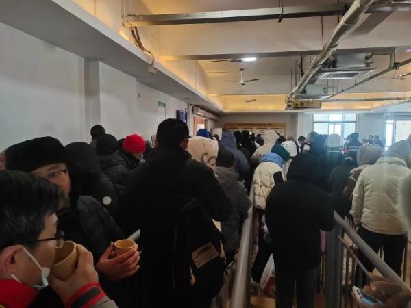 “像酱鸭一样被挂了两个多小时！”50余人被困雪后空中缆车，惊险！