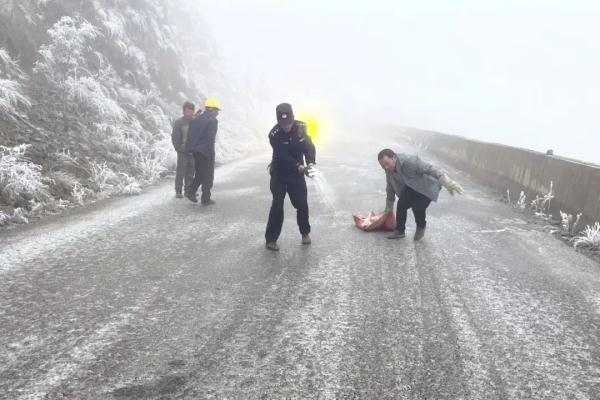 民警一夜努力,目前昭通境内大部分路段已恢复通行! 民警一夜努力,目前昭通境内大部分路段已恢复通行!