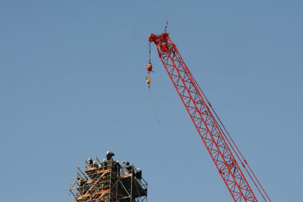 巴黎圣母院塔尖安装全新公鸡像 巴黎圣母院塔尖安装全新公鸡像